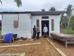 Bhabinkamtibmas Cek Rumah Warga Rusak di Matang Teungoh AB