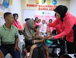 Bhayangkari Turunkan 74 Nakes dalam Bakkes di Aceh Tamiang, Sediakan Cek Lab hingga Operasi Katarak Gratis