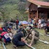LAMPU SOLAR PANEL TERANGI ARINKOP, WARGA SAMBUT HANGAT KEHADIRAN SATGAS DAMAI CARTENZ DAN SATGAS TNI