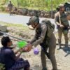 Warga Disapa, Anak-Anak Diajak Ceria: Patroli Humanis Satgas Damai Cartenz di Muara