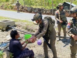 Warga Disapa, Anak-Anak Diajak Ceria: Patroli Humanis Satgas Damai Cartenz di Muara