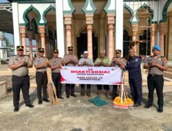 Sambut HUT ke-75 Humas Polri, Polres Aceh Utara Bersihkan Masjid Al-Ikhsan Matang Ubi