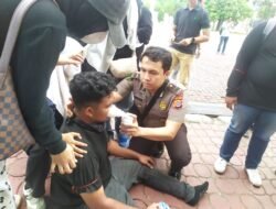 Polisi Sigap Bantu Masyarakat yang Sampaikan Aspirasi di Kantor Gubernur Aceh, Berikan Oxycan untuk Pertolongan Pernapasan
