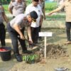 Tanam Pohon di SMA Negeri 1 Baktiya, Kapolres Aceh Utara Dukung Program Kapolri Green Policing