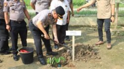 Tanam Pohon di SMA Negeri 1 Baktiya, Kapolres Aceh Utara Dukung Program Kapolri Green Policing