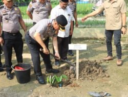 Tanam Pohon di SMA Negeri 1 Baktiya, Kapolres Aceh Utara Dukung Program Kapolri Green Policing