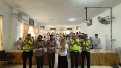 Personel Ops Patuh Seulawah Edukasi Siswa SMP N 3 Banda Aceh tentang Tertib Berlalu Lintas